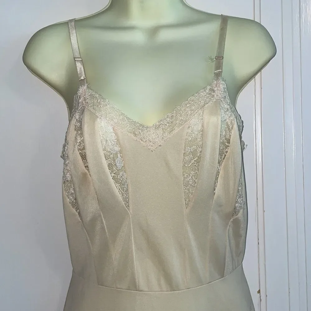 Vtg 50s/60s Charmode cream colored‎ full slip with lace details - Picture 2 of 13